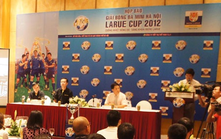 24 đội tranh tài giải bóng đá mini Hà Nội - Larue Cup