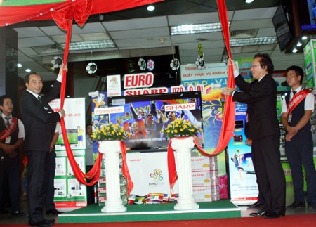 Nhiều cơ hội trúng thưởng lớn dành cho người hâm mộ mùa Euro - 1 Nhiều cơ hội trúng thưởng lớn dành cho người hâm mộ mùa Euro