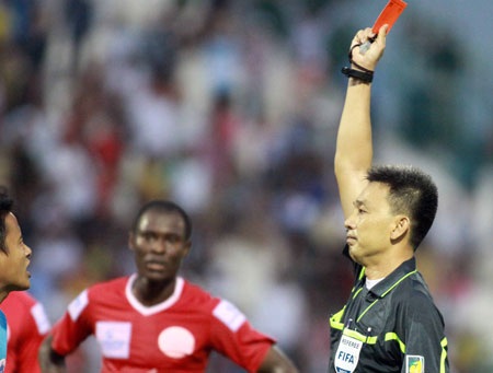 “CĐV hành hung trọng tài Minh Trí là điều không thể chấp nhận” - 1 “CĐV hành hung trọng tài Minh Trí là điều không thể chấp nhận”
