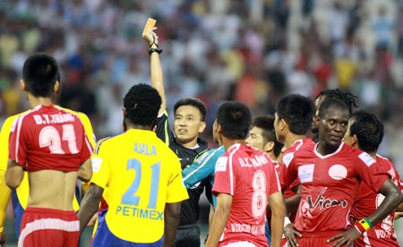 Khoanh vùng nhóm đối tượng hành hung trọng tài Võ Minh Trí - 1 Khoanh vùng nhóm đối tượng hành hung trọng tài Võ Minh Trí