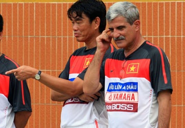 Ông Calisto: “Đừng tạo thêm áp lực cho HLV Phan Thanh Hùng” - 1 HLV Calisto và Phan Thanh Hùng khi cùng dẫn dắt đội tuyển Việt Nam. Ảnh: XUÂN HUY