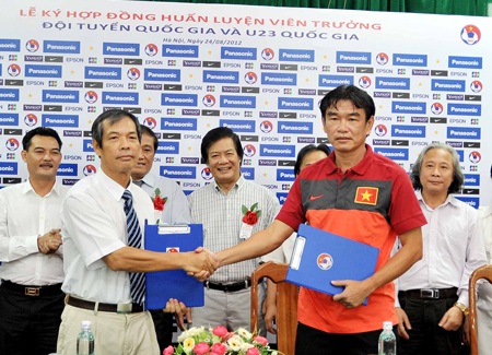 HLV Phan Thanh Hùng chính thức ngồi “ghế nóng” - 1 HLV Phan Thanh Hùng chính thức tiếp quản ghế nóng (Ảnh: Gia Hưng)