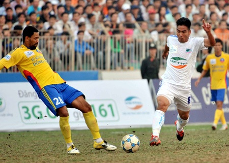 Việt Thắng phải đền bù gần nửa tỷ đồng cho 2 trận đấu - 1 Tiền đạo Việt Thắng chấp nhận đền bù gần 500 triệu cho Thanh Hóa (Ảnh: Gia Hưng)