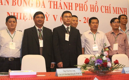 Liên đoàn bóng đá TP.HCM thay “tướng - 1 Ông Tú (áo đen đứng giữa) nhận chức Chủ tịch LĐBĐ TP.HCM
