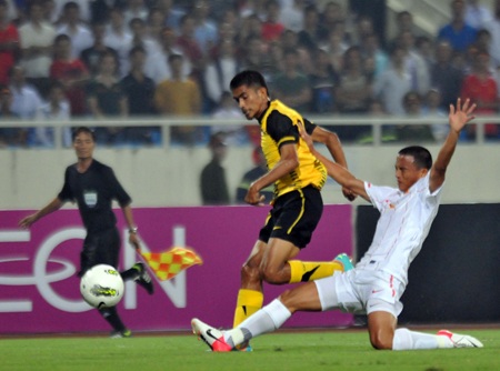 “Tướng” Hùng chưa hài lòng về hiệu suất ghi bàn của tuyển Việt Nam - 2 HLV Rajagobal còn nhiều việc phải làm trước AFF Cup (Ảnh: Quang Thắng)