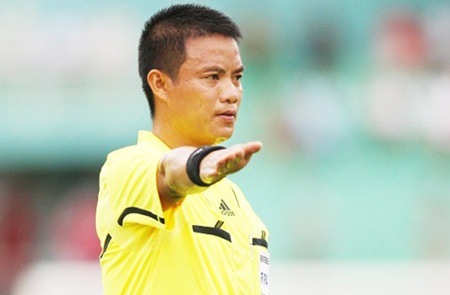 Trọng tài Võ Quang Vinh giành danh hiệu “còi vàng” 2012 - 1 Trọng tài Võ Quang Vinh lần thứ 2 giành danh hiệu còi vàng