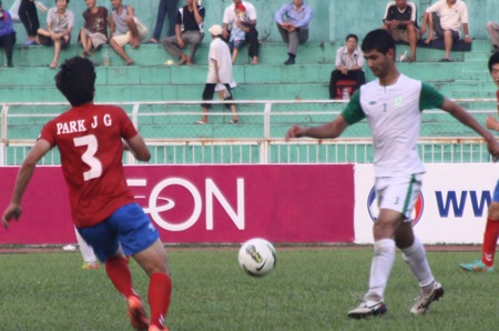 Thắng đậm Turkmenistan, U23 Hàn Quốc tiến sát đến ngôi vô địch - 1 Turkmenistan (trắng) không thể cản bước U23 Hàn Quốc