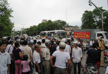Cựu tuyển thủ Huy Hoàng nghi “phê thuốc” làm náo loạn đường phố - 2 Hàng trăm người dân bức xúc khi chứng kiến sự việc