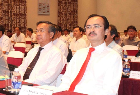 "Khủng hoảng kinh tế không ảnh hưởng đến V-League 2013” - 1 Ông Võ Quốc Thắng (bên phải) khẳng định mùa giải 2013 vẫn diễn ra như kế hoạch
