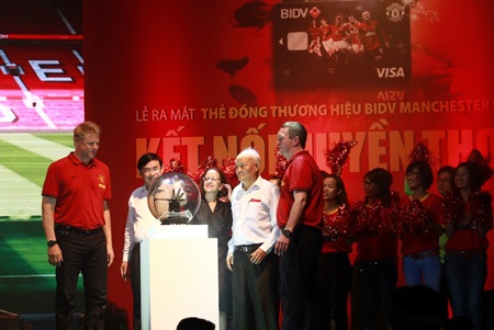 Ra mắt thẻ đồng thương hiệu BIDV Manchester United - 2 Các fans Việt Nam đón chào nồng nhiệt sự kiện BIDV hợp tác với Manchester United