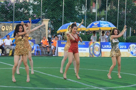 Sôi động ngày khai mạc Giải bóng đá Hà Nội - Larue Cup 2013 - 3 Màn trình diễn bốc lửa của Hoàng Thùy Linh