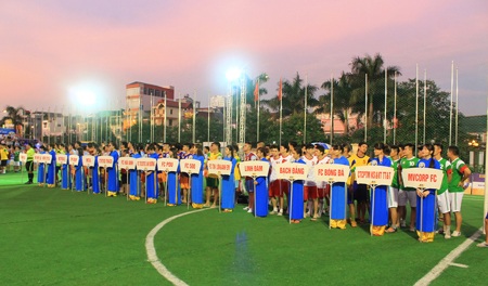 Sôi động ngày khai mạc Giải bóng đá Hà Nội - Larue Cup 2013 - 1 32 đội bóng hào hứng chờ đón các trận đấu hấp dẫn ở Cung thể thao Quần Ngựa