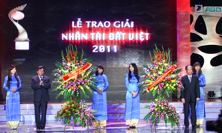 Nhân tài đất Việt - Chắp cánh khát khao sáng tạo - 12 Nhân tài đất Việt - Chắp cánh khát khao sáng tạo - 12