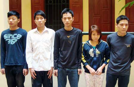 Từ vụ chuẩn bị súng để bắn nhau, phát hiện nhiều vụ phạm tội - 1