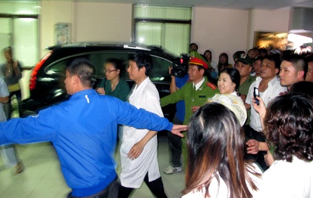 Giây phút vỡ òa đón nhận cháu bé bị bắt cóc trở về - 10 Giây phút vỡ òa đón nhận cháu bé bị bắt cóc trở về - 10