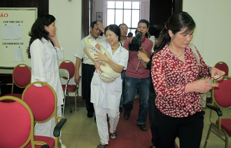 Giây phút vỡ òa đón nhận cháu bé bị bắt cóc trở về - 11 Giây phút vỡ òa đón nhận cháu bé bị bắt cóc trở về - 11