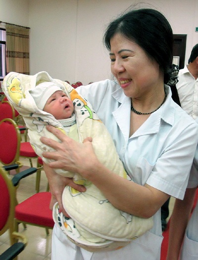 Giây phút vỡ òa đón nhận cháu bé bị bắt cóc trở về - 12 Giây phút vỡ òa đón nhận cháu bé bị bắt cóc trở về - 12