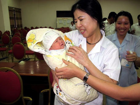 Giây phút vỡ òa đón nhận cháu bé bị bắt cóc trở về - 13 Giây phút vỡ òa đón nhận cháu bé bị bắt cóc trở về - 13