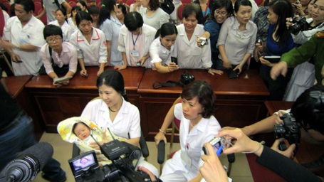 Giây phút vỡ òa đón nhận cháu bé bị bắt cóc trở về - 15 Giây phút vỡ òa đón nhận cháu bé bị bắt cóc trở về - 15