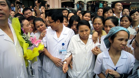 Giây phút vỡ òa đón nhận cháu bé bị bắt cóc trở về - 6 Giây phút vỡ òa đón nhận cháu bé bị bắt cóc trở về - 6