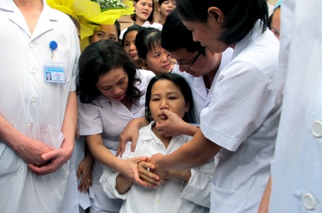 Giây phút vỡ òa đón nhận cháu bé bị bắt cóc trở về - 7 Giây phút vỡ òa đón nhận cháu bé bị bắt cóc trở về - 7