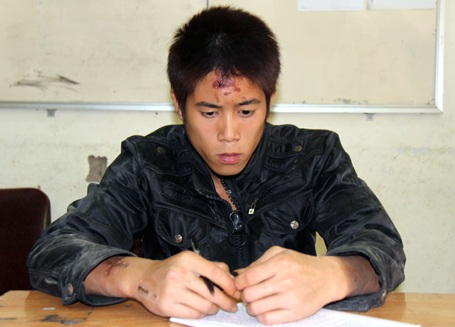 Thua lô đề, mang dùi cui điện đi cướp taxi - 1