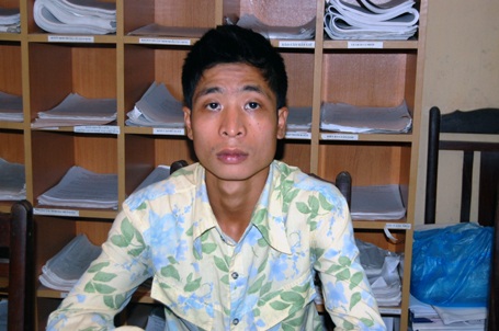Nửa giờ bắt “nóng” tên cướp xe ôm nấp trong nghĩa trang - 1 Nửa giờ bắt “nóng” tên cướp xe ôm nấp trong nghĩa trang - 1