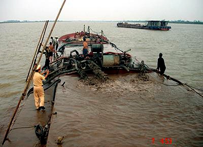 Bắt 3 tàu khai cát trái phép trên sông Lạch Tray - 1