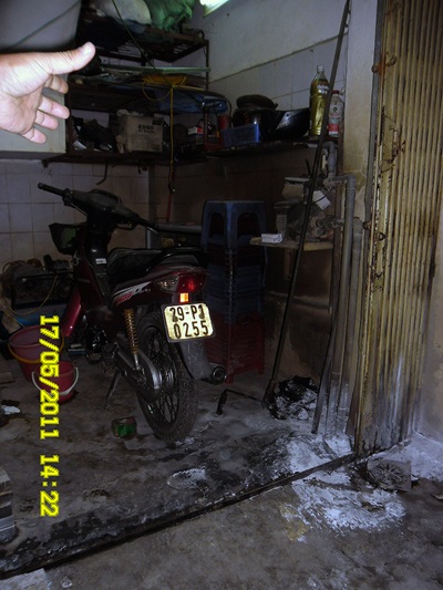 Một ngôi nhà ở Hà Nội bị phóng hoả lúc nửa đêm - 2 Một ngôi nhà ở Hà Nội bị phóng hoả lúc nửa đêm - 2