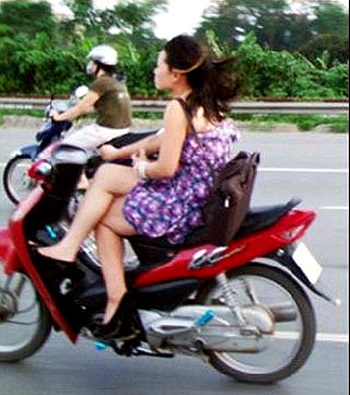 “Nữ quái” vắt chân chữ ngũ đi xe máy bị xử phạt - 1 “Nữ quái” vắt chân chữ ngũ đi xe máy bị xử phạt - 1