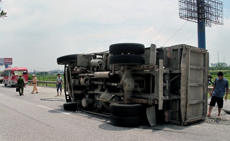 Xe ben “cắn đuôi” xe khách, lật ngửa trên cao tốc Pháp Vân - 4