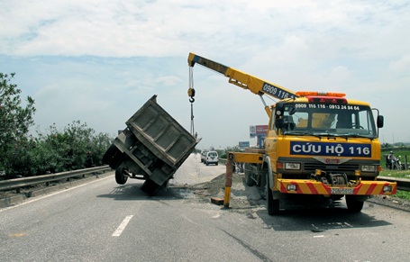 Xe ben “cắn đuôi” xe khách, lật ngửa trên cao tốc Pháp Vân - 5
