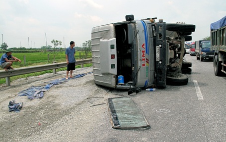 Xe ben “cắn đuôi” xe khách, lật ngửa trên cao tốc Pháp Vân - 2