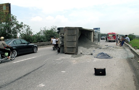 Xe ben “cắn đuôi” xe khách, lật ngửa trên cao tốc Pháp Vân - 1