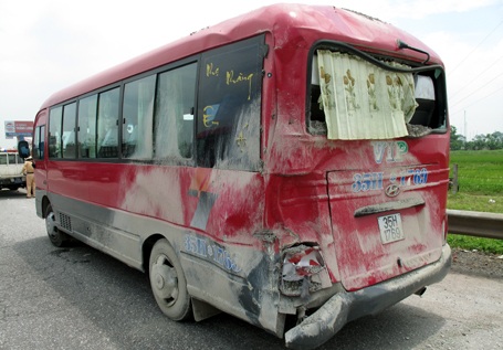 Xe ben “cắn đuôi” xe khách, lật ngửa trên cao tốc Pháp Vân - 3