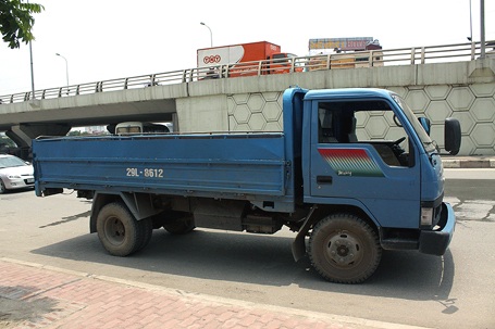 Hà Nội: Ngã ra đường, nam thanh niên bị xe tải chèn chết - 2