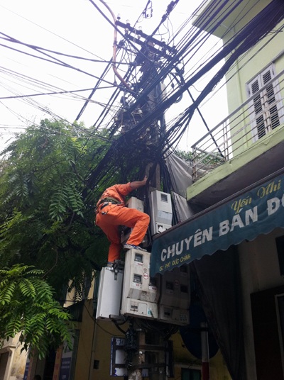 Náo loạn vì cột điện bốc cháy đùng đùng - 3 Náo loạn vì cột điện bốc cháy đùng đùng - 3