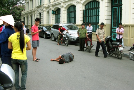 Truy tìm thanh niên bị đâm gục gần trụ sở UBND TP Hà Nội - 1 Truy tìm thanh niên bị đâm gục gần trụ sở UBND TP Hà Nội - 1