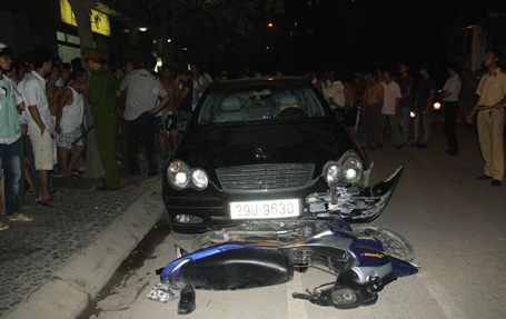 Gây tai nạn, xe Mercedes đẩy xe máy 5km trên đường tháo chạy - 1 Gây tai nạn, xe Mercedes đẩy xe máy 5km trên đường tháo chạy - 1