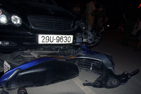 Gây tai nạn, xe Mercedes đẩy xe máy 5km trên đường tháo chạy - 2 Gây tai nạn, xe Mercedes đẩy xe máy 5km trên đường tháo chạy - 2