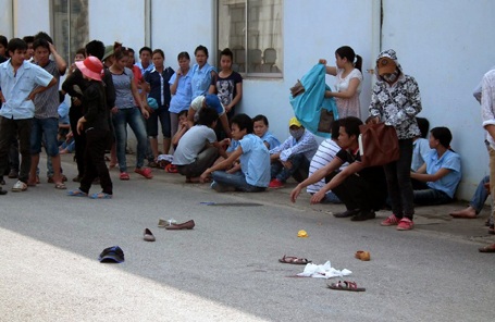 Bảo vệ lao ô tô vào công nhân đình công, 1 người chết - 1 Bảo vệ lao ô tô vào công nhân đình công, 1 người chết - 1