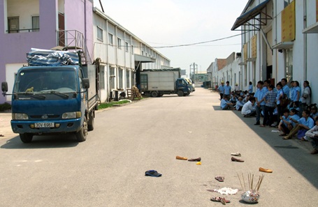 Bảo vệ lao ô tô vào công nhân đình công, 1 người chết - 2 Bảo vệ lao ô tô vào công nhân đình công, 1 người chết - 2