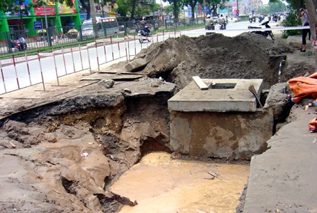 Hà Nội: Xuất hiện “hố tử thần” trên đường Nguyễn Trãi - 1