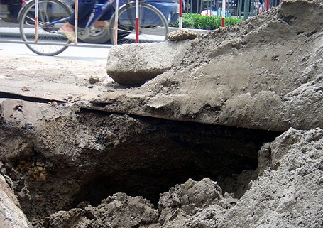 Hà Nội: Xuất hiện “hố tử thần” trên đường Nguyễn Trãi - 2