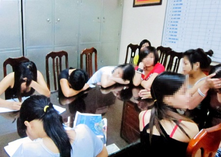 Hàng chục thiếu nữ “kẹt nét” bị bán vào ổ mại dâm  - 3
