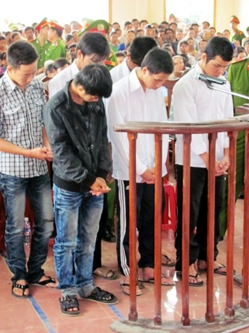 Phạt tù học sinh giết chết 2 phu vàng - 1