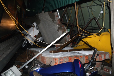 Biển quảng cáo khổng lồ đổ sập trong mưa, 3 người nhập viện - 3