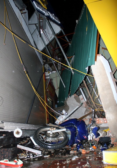 Biển quảng cáo khổng lồ đổ sập trong mưa, 3 người nhập viện - 2