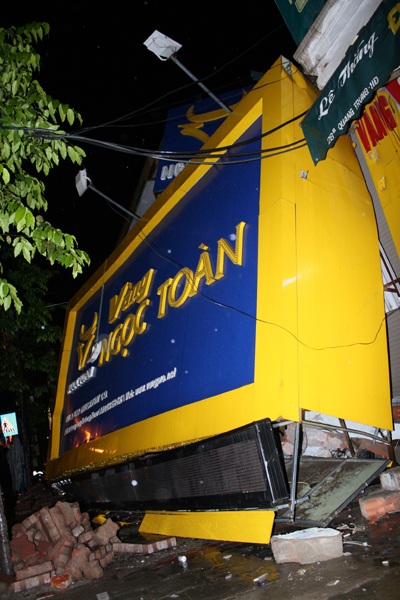 Biển quảng cáo khổng lồ đổ sập trong mưa, 3 người nhập viện - 1