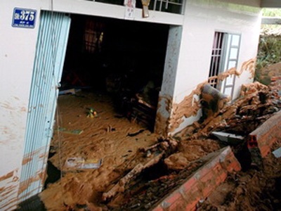 Một ngôi nhà đột nhiên lún nửa tầng trệt - 1